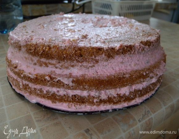 Снять фольгу. У меня если видите, верхние коржи меньше, так как у меня формы разные. Так что при разрезе этот верх пойдет на бока и низ - вовнутрь. И косметичка получится как-бы со скошенными краями из-за этого.