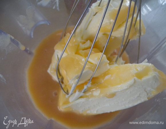 Взбить масляный крем.
