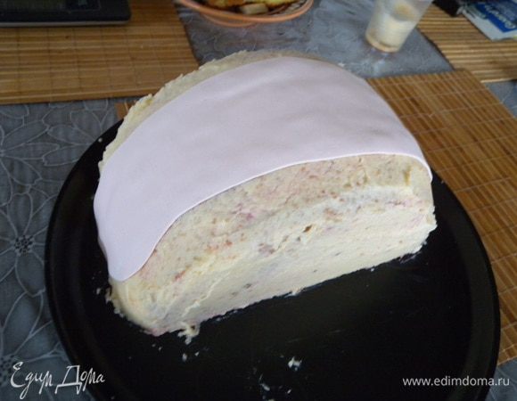 Промазать торт. Часть белой "ткани".