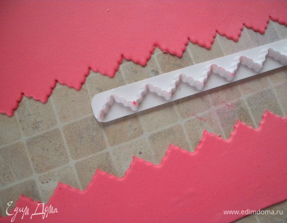 Далее - украшалка :-). Делаем рюшики. Можно просто порезать на полосочки ножом. Тогда просто получатся волночки. Один край полосочки - ажурный у нас а врторой обычный. Ширина полосок около 3 см. Присобираем из и приклеиваем на тот начиная сверху.