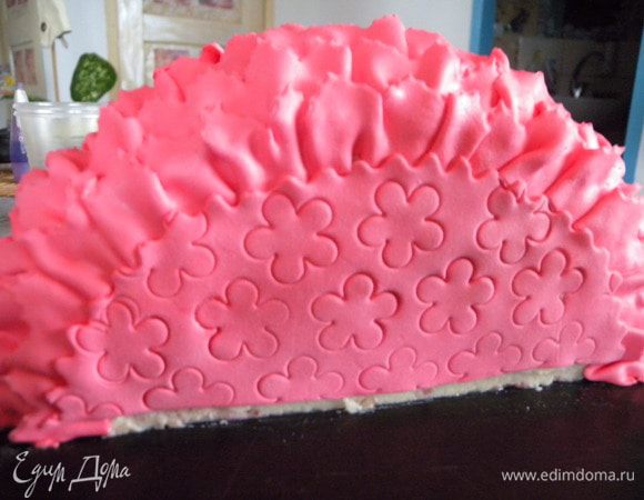 ... Бок. Приклеили полукруг а затем выручками наносим рисунок (у меня цветочки)