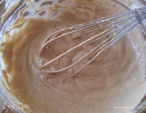 Крем:
Размочить желатин, соединить половину указанного сахара, крахмал, желтки и 2-3 ст.л. молока. Тщательно все перемешать. 
Остальное молоко смешать с оставшимся сахаром и кофе, нагреть. В смесь с крахмалом, все время помешивая, влить тонкой струйкой доведенное до кипения молоко  и, помешивая, довести до загустения. Выложить все в миску. В креме растворить желатин и дать застыть.
 Взбить сливки в густую пену и смешать с кремом.