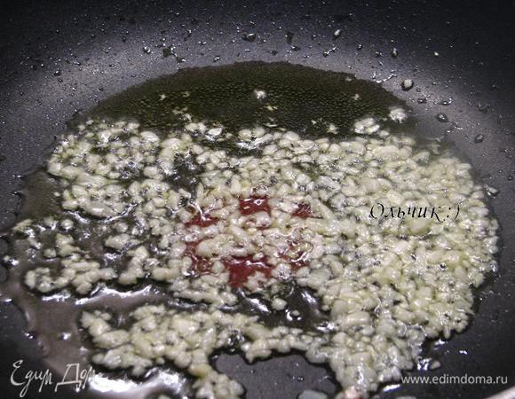 Пасту отвариваем в подсоленной воде с 1 ст. л. оливкового масла почти до готовности. Тем временем занимаемся соусом. Чеснок чистим, мелко режем и отправляем на разогретую сковороду с 1 ст. л. оливкового масла.