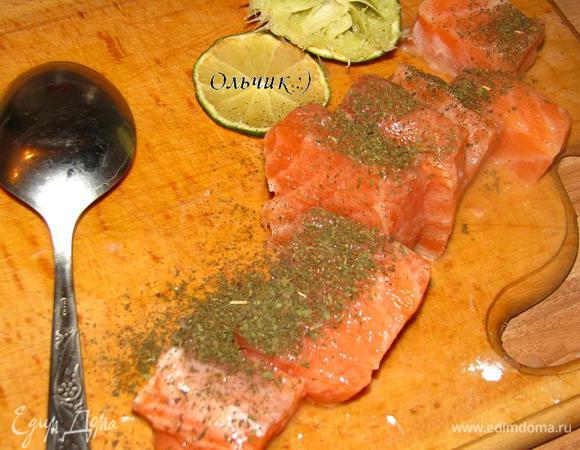 Сёмгу режем на небольшие кусочки, поливаем каждый кусочек соком лайма и присыпаем мятой, оставляем минут на 15.