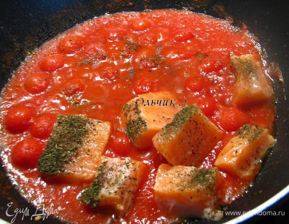 Выкладываем сёмгу в соус, держим под крышкой минут 7.