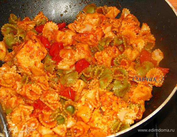 Отправляем в черри-соус, аккуратно перемешиваем, даем пасте пропитаться соусом в течении нескольких минут.