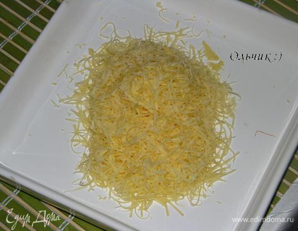 Трем сыр на мелкой терке.
