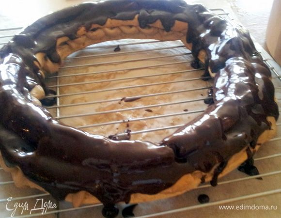 Части пирога сложить.
Затем, растопить шоколадную глазурь: Для этого, нагреть сливки и растворить в них шоколад.
Покрыть кольцо глазурью и дать стечь по краям.