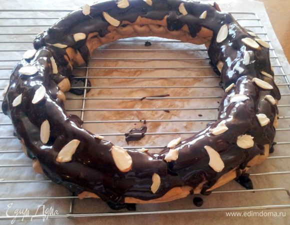 Посыпать миндальной стружкой.
Пирог получается очень нежный, а с чашечкой кофе - это великое наслаждение!