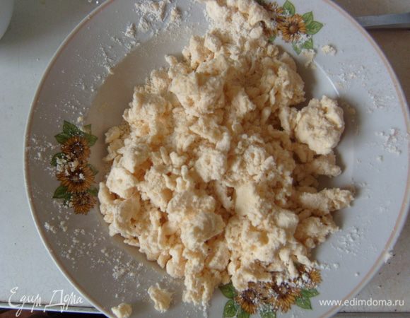 Холодное масло/маргарин нарезать. Добавить сахар, муку, корицу и руками смешать, сделать крошку. 