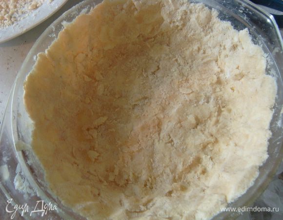 Форму для запекания смазать сливочным маслом, выложить 2/3 теста и утрамбовать по дну и стенкам. 