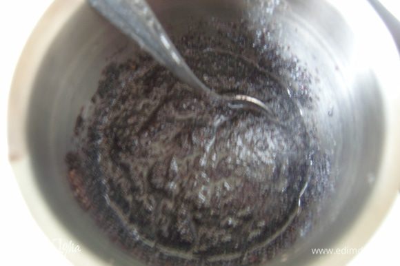 Приготовить маковую начинку. Мак смолоть в кофемолке. В молоко добавить сахар, размешать, добавить мак и довести до кипения.