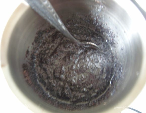 Приготовить маковую начинку. Мак смолоть в кофемолке. В молоко добавить сахар, размешать, добавить мак и довести до кипения. 