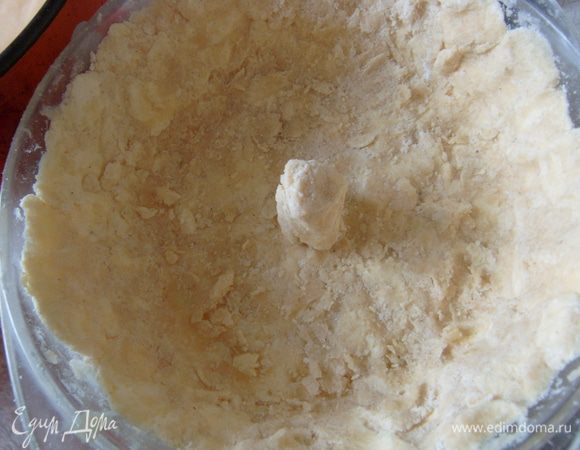 Теперь формируем пирог. Берем половину оставшегося теста, формируем смешную "колбаску" и устанавливаем ее в центр пирога.  