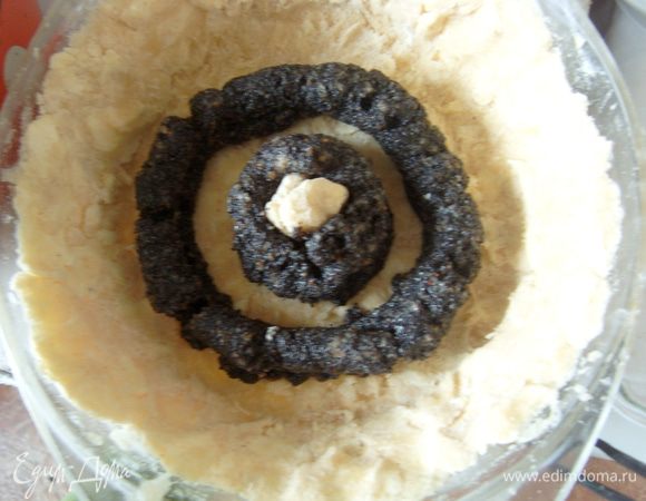Далее нужно выложить слои мака и творога. Можно это сделать при помощи ложки (так будет немного быстрее), если хотите получить более эстетичный вид, то можно при помощи кондитерского шприца, корнетика, полиэтиленового пакета с отрезанным углом. Я делала так: маковую начинку выложила шприцем, а творожную выкладывала ложкой. Итак, вокруг установленного "основания" выложить часть маковой начинки. Затем сделать еще один круг и через 2 см.  