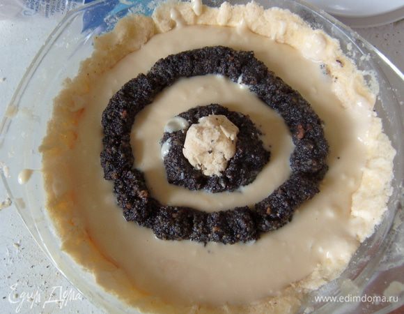 Выложить в промежутки творожную начинку. Чтобы все не расплылось я все делала в два этапа: мак - > творог, потом опять слой мака - > слой творога. 