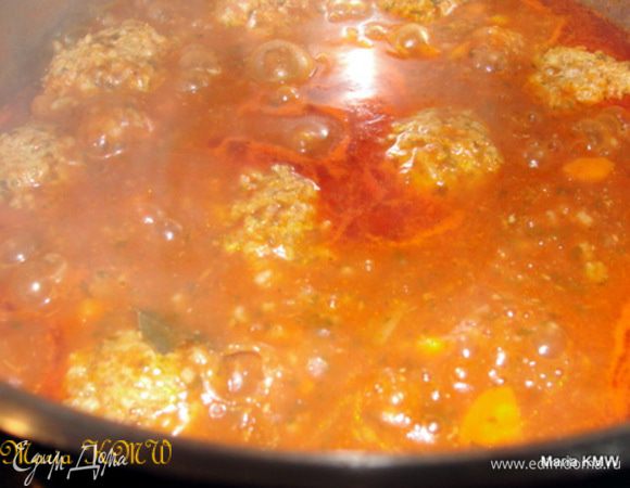 Мелко режем оставшуюся морковь и лук, обжариваем на оливковом масле, до золотистого цвета. Добавляем к тефтелькам и даем еще раз закипеть, тушим все вместе 10-15 минут. 