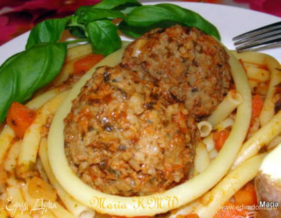 Добавляем так же томатную пасту-пюре, приправляем по-вкусу пряностями и зеленью петрушки. 
Тефтели должны хорошо протушиться, соус постепенно выкипает при открытой кастрюльке, становится густым. Ароматы благоухают и радуют. Отварим любимую пасту, у меня сегодня макароны. Выкладываем на тарелку. Можно подать с сырными, чесночными брускетами. Блюдо готово! Прошу к столу!