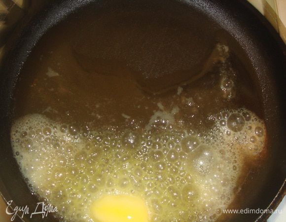 На сковороде растопить сливочное масло и налить 2 ложки оливкого масла.