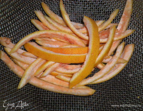 Бланшировать* в пресной воде 3 раза, чтобы удалить горечь.
*Бланширование  — кратковременная обработка продукта кипятком или паром.