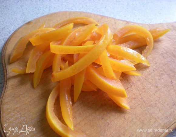 Высыпаем сахар и воду в кастрюлю, доводим до кипения, затем добавляем кожуру. Кипятим на медленном огне пока они не приобретут прозрачного оттенка. 