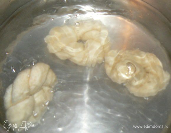 Затем в кипящую воду аккуратно по 2-3 штуки опустить бублики и обвариваем их по 1 минуте ,