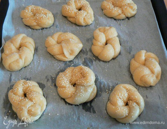 Выложить на смазанную бумагу для выпечки .еще мокрые посыпаем кунжутом или морской крупной солью
