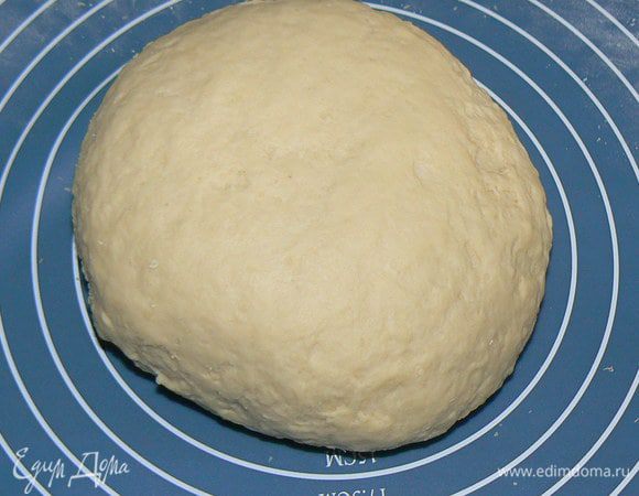 замесить тесто,оставить на 1,5 часа в теплом место