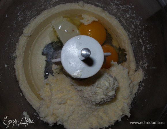 Масло и сахар взбить до однородного состояния. Добавить 2 яйца. Перемешать. 