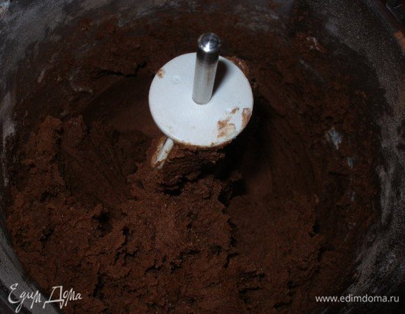 К масляной смеси добавить муку (с какао). Хорошо перемешать. 