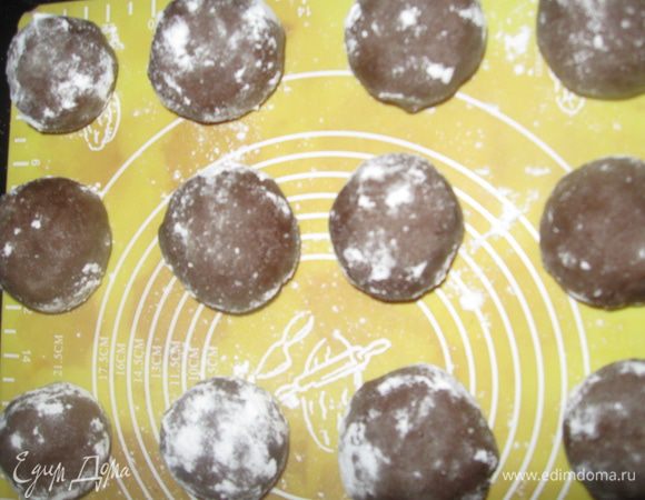 <font style="vertical-align: inherit;"><font style="vertical-align: inherit;">Посыпаем сахарной пудрой (можно какао) и выкладываем на противень. </font><font style="vertical-align: inherit;">Выпекаем в разогретой до 180</font></font>°C<font style="vertical-align: inherit;"><font style="vertical-align: inherit;"> духовке 20</font></font>–<font style="vertical-align: inherit;"><font style="vertical-align: inherit;">30 минут. </font><font style="vertical-align: inherit;">Если готовите маленькие печеньки, то время сокращается до 10</font></font>–<font style="vertical-align: inherit;"><font style="vertical-align: inherit;">15 минут.</font></font>