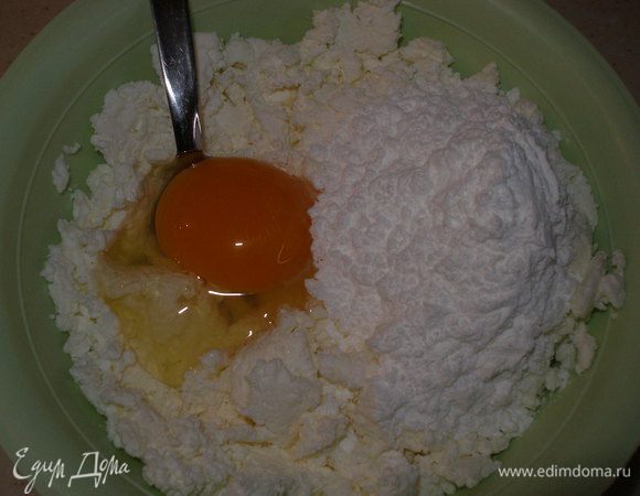 Тем временем сделаем сырную начинку. Сыр, сахарную пудру и яйцо тщательно перемешать до однородного состояния. ... Я взяла не крем-сыр (хотя он у меня был), а домашний творог, т.к. мне попался очень нежный, "тающий" творог. Я даже через сито его не пропускала. 