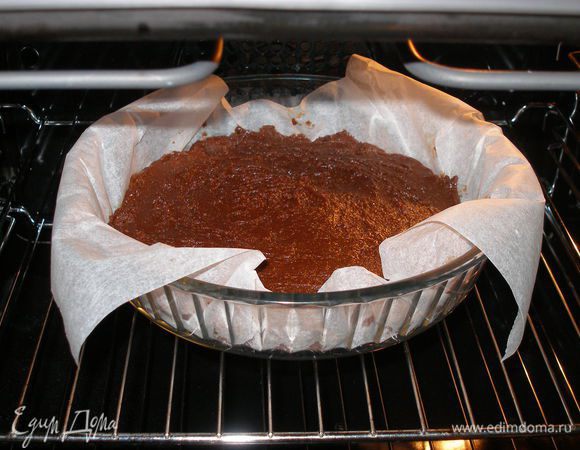 Форму с тестом вынимаем из холодильника и выпекаем в заранее разогретой до 180С духовке около 25 минут.Охлаждаем на решетке. 