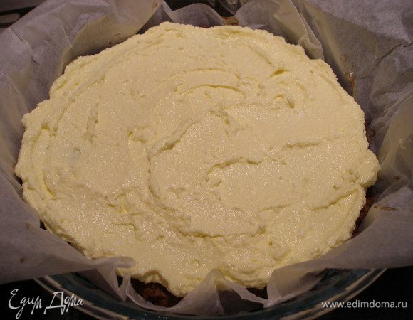 Творожную массу выкладываем на нижний слой, разравниваем. 