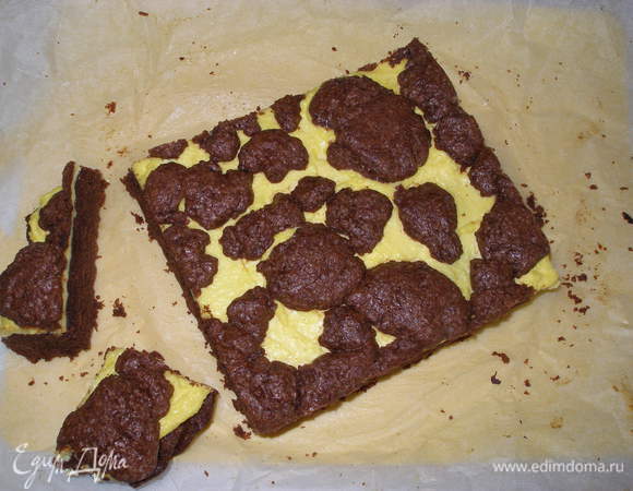 Нарезаем на квадраты и подаем к столу. Лучше выпекать в прямоугольной форме, но я свою накануне испортила, так что пекла в круглой. На вкус это, конечно, никак не повлияло;) А вкус отменный! 