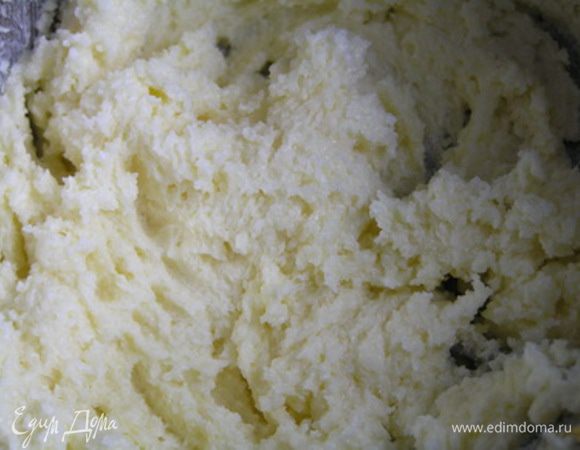 Масло тщательно растереть с сахаром до пышной массы. 