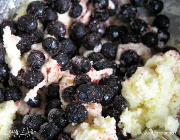 Добавить чернику и перемешать. 