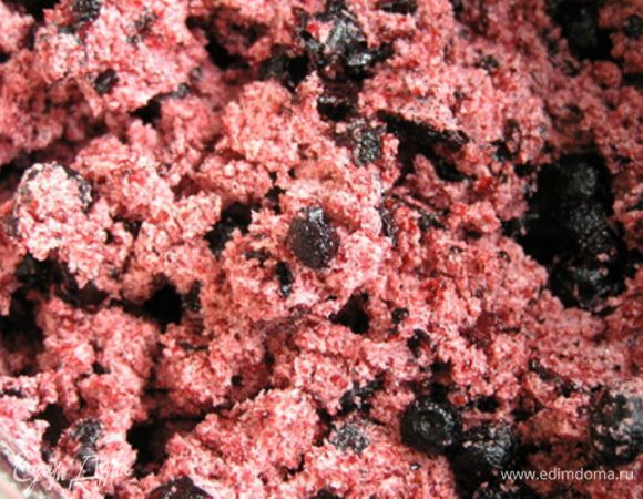 Размешивать так, чтобы часть ягод осталась целой. 