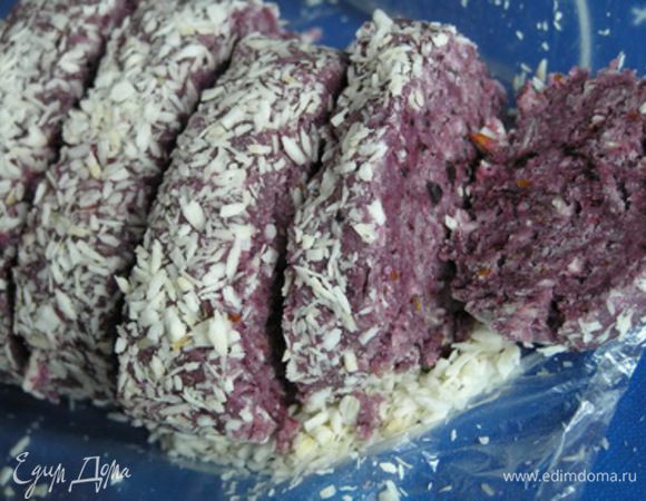 Нарезать охлажденную колбаску толщиной 1,5-2 см.