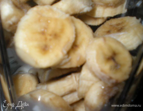 День второй. В блендере соединить замороженные бананы, йогурт и щепотку корицы. 