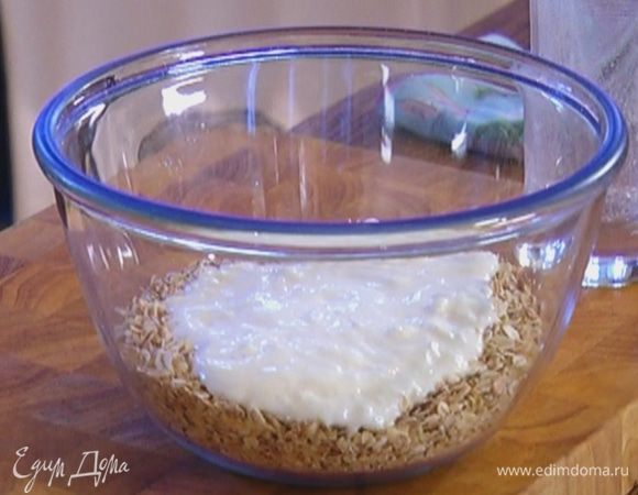Овсяные хлопья залить кефиром, перемешать и оставить набухать.