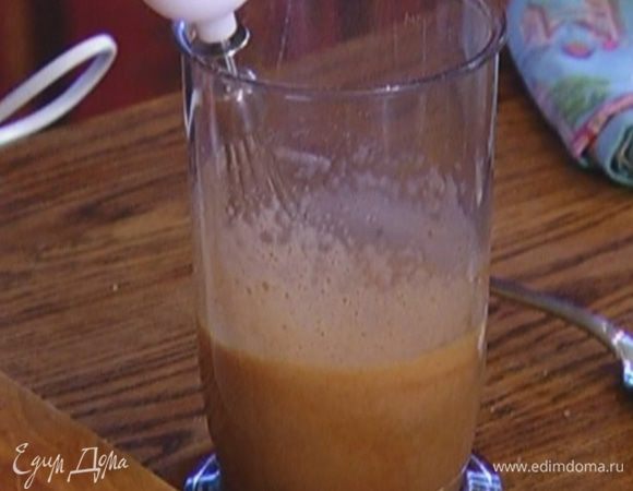 Яйца с сахаром, корицей и солью взбить миксером.