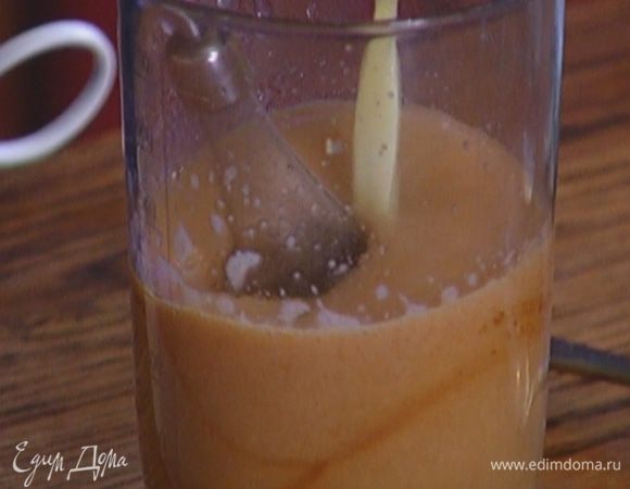 Сливочное масло растопить и, не прекращая взбивать, влить тонкой струйкой в яичную массу.