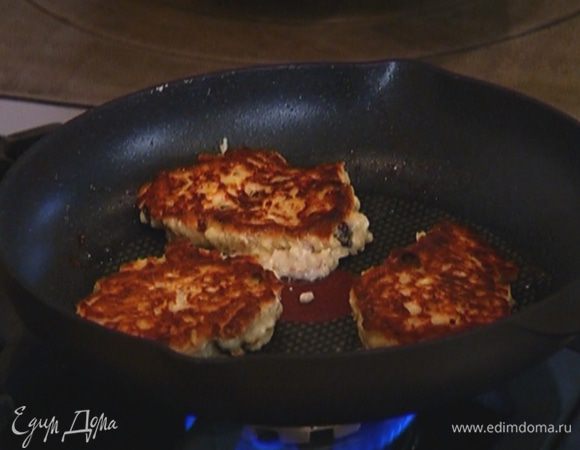 Разогреть в сковороде оливковое масло и испечь оладушки.