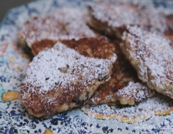 Подавать с сахарной пудрой и сметаной.