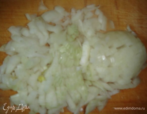 Мелко нарезать луковичку 