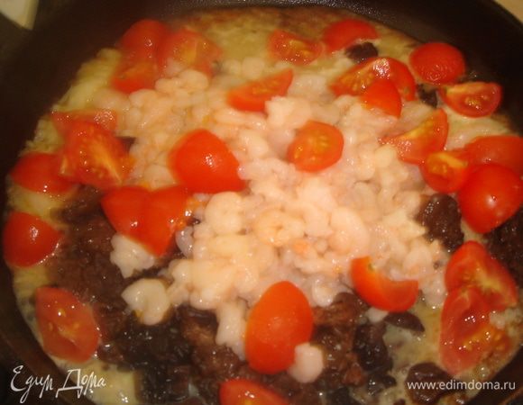 Добавить к строчкам с луком креветки (в моем случае это  варено-мороженные и уже очищенные) и нарезанные на четвертинки помидорчики черри. Тушить минутки 3-4.