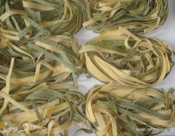 Ставим кастрюлю с водой на огонь. Воды должно быть из расчета 1 литр воды на 100 грамм сухой пасты, добавить 10 грамм соли на каждый литр воды. Соль добавляем когда вода закипит, опускаем тальятелле и варим на 2 минуты меньше, чем указано на упаковке. Я варила 3 минуты.