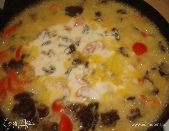 Добавляем сливки к строчкам, помидорчикам и креветкам. Тушим 2 минуты. Солим по вкусу.