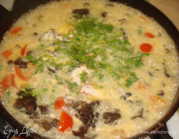 Мелко режем петрушку, добавляем ее на сковородку.